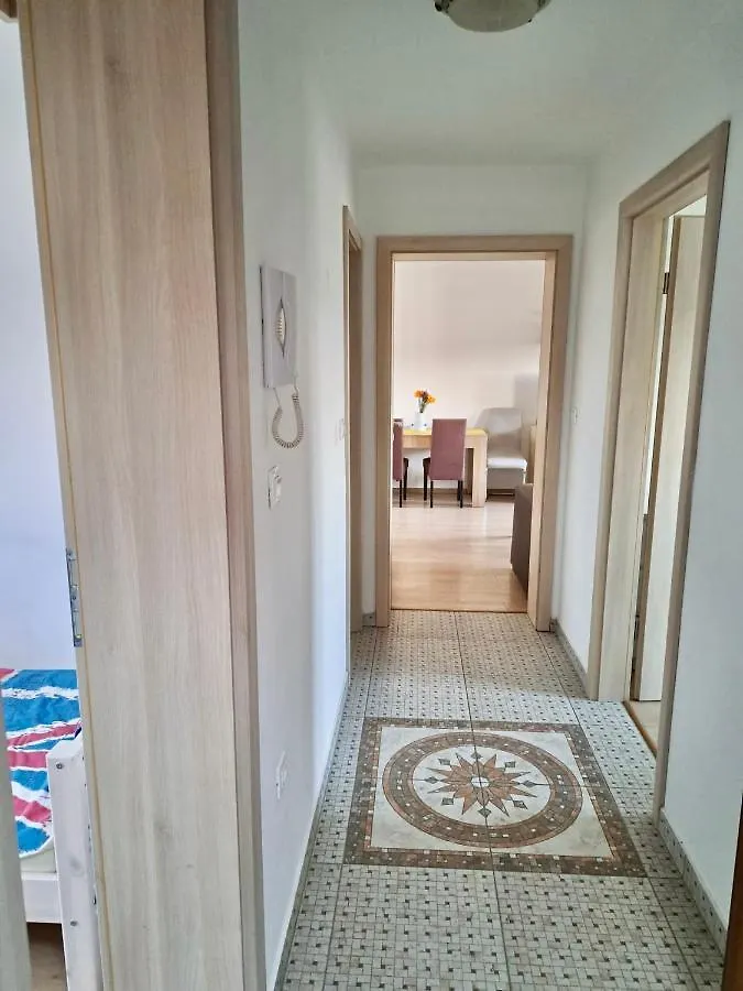 Apartman Sara-Naomi With Private Parking Place Pula