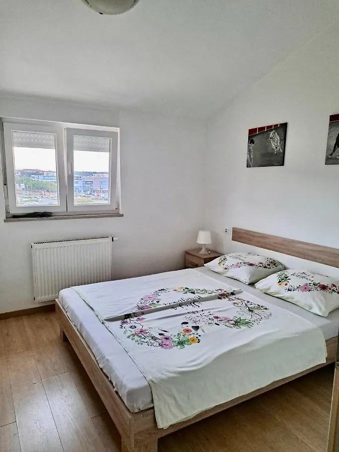 Apartment Apartman Sara-Naomi With Private Parking Place Pula Croatia
