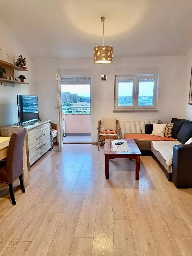 Apartman Sara-Naomi With Private Parking Place Pula Apartment