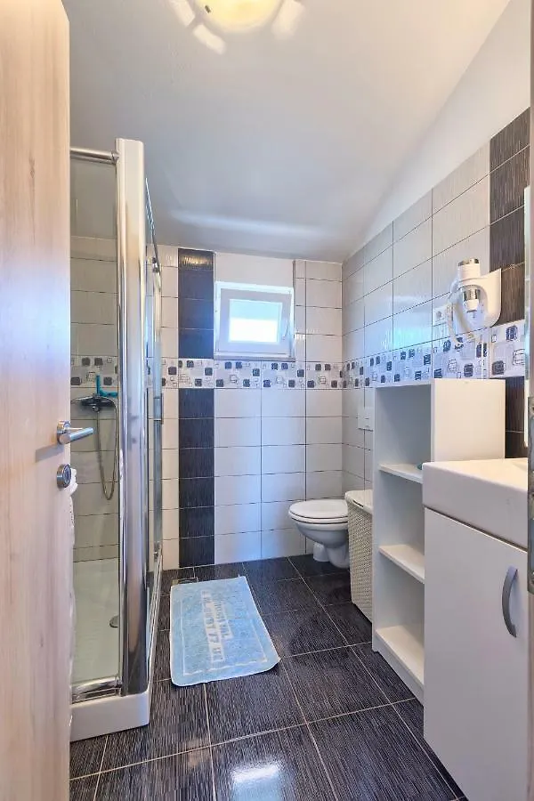 Apartman Sara-Naomi With Private Parking Place Pula