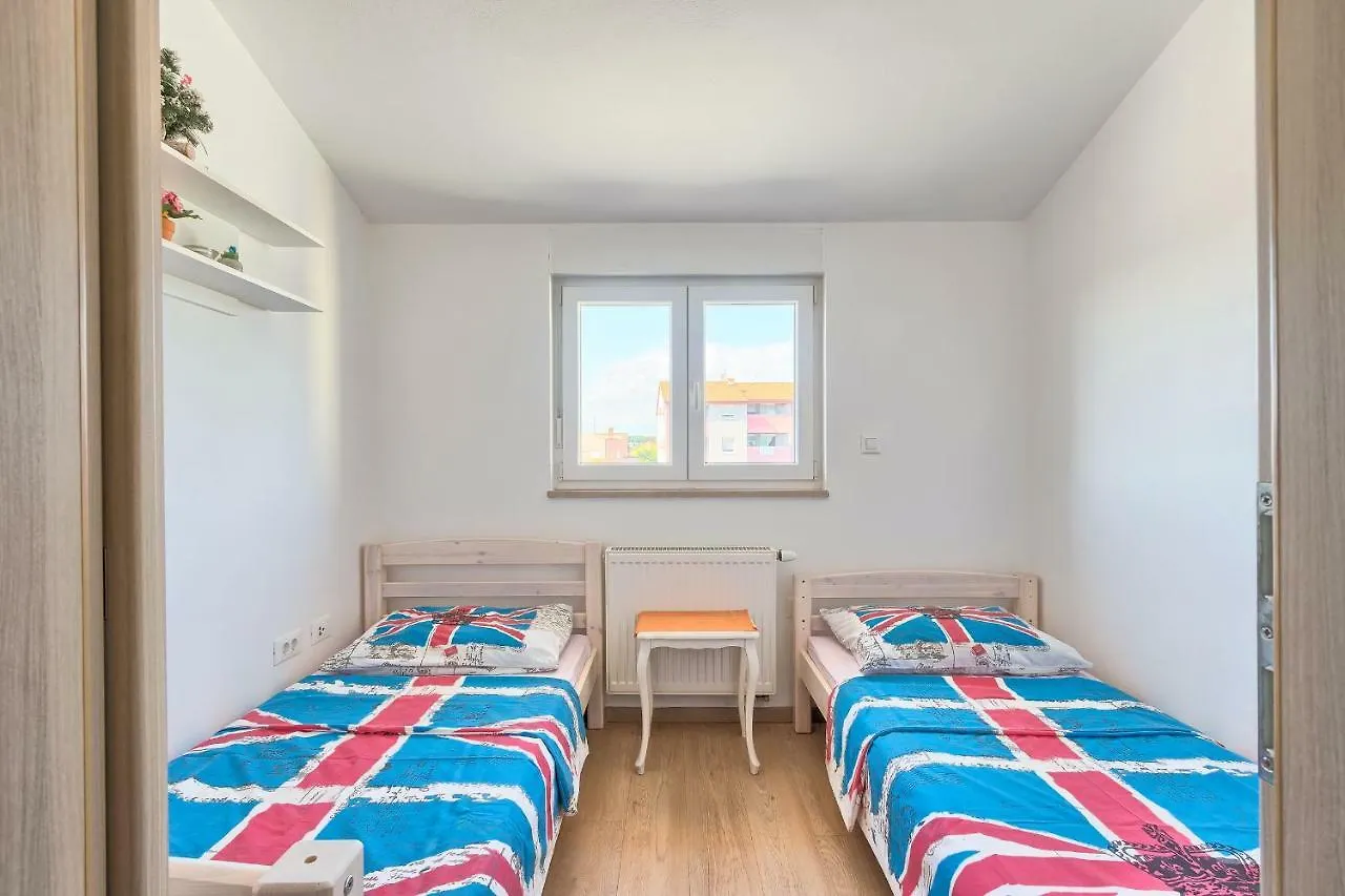 Apartman Sara-Naomi With Private Parking Place Pula Apartment
