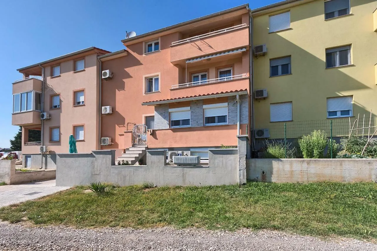 Apartman Sara-Naomi With Private Parking Place Pula
