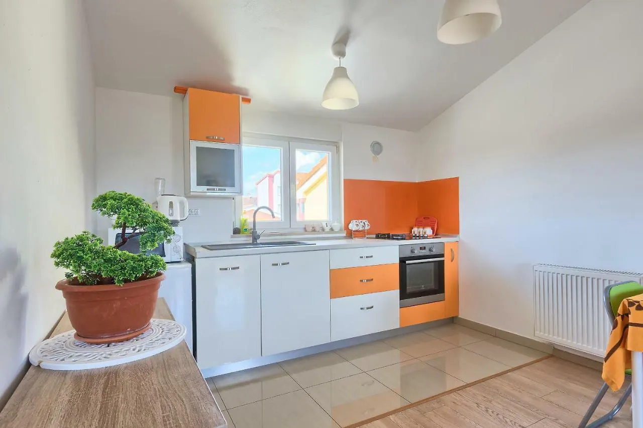 Apartman Sara-Naomi With Private Parking Place Pula